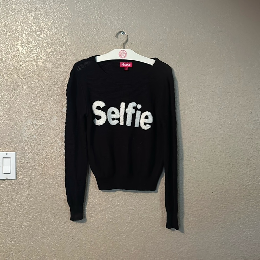 Selfie sweater small